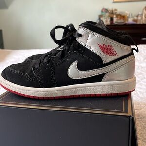 Boys AIR JORDAN 1 RETRO MID JOHNNY KILROY
